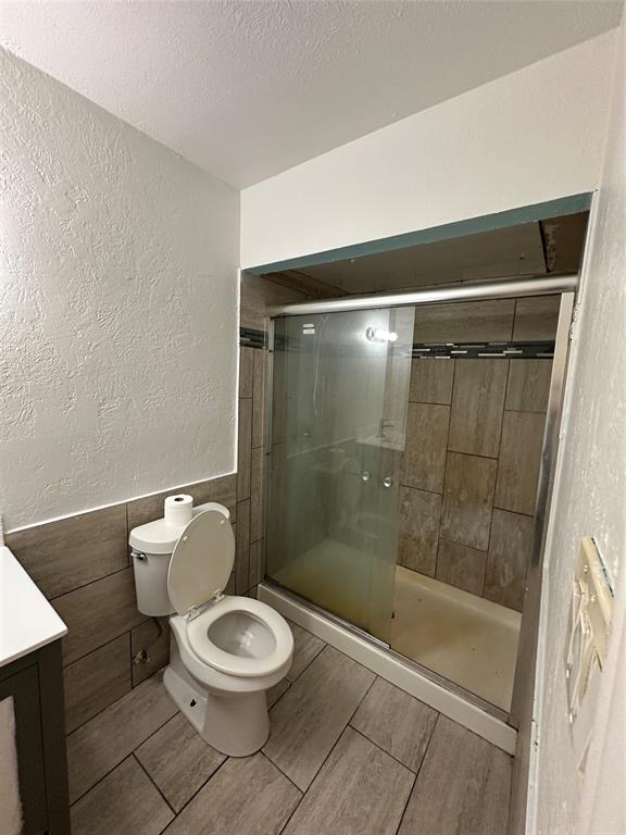 910 Sunny Slope Drive Allen, TX 75002 - Photo 22 of 27 a bathroom with a toilet and a shower