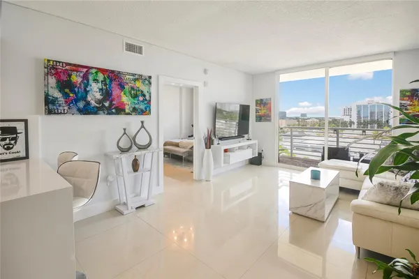 $3,200 | 18800 Northeast 29th Avenue, Unit 704, Aventura, FL 33180