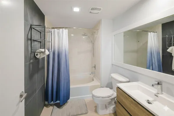 $3,200 | 18800 Northeast 29th Avenue, Unit 704, Aventura, FL 33180