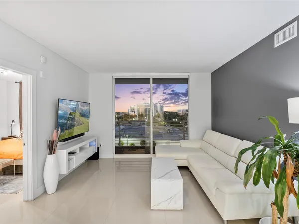 $3,200 | 18800 Northeast 29th Avenue, Unit 704, Aventura, FL 33180