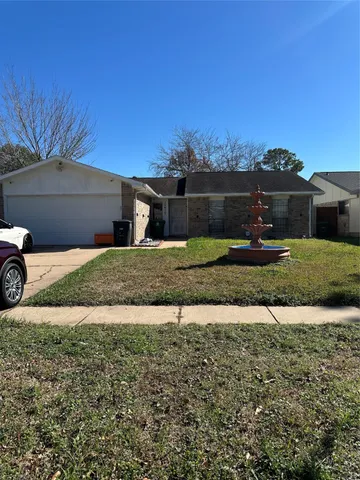 a view of a yard with an house