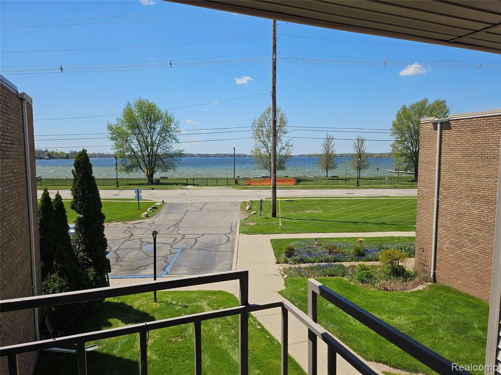 1605 Cass Lake Road, Unit 20 Keego Harbor, MI 48320 - Photo 6 of 15