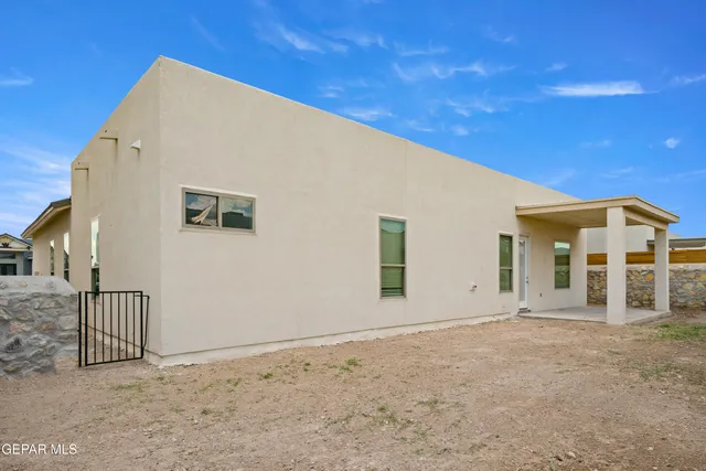 a view of a house with a backyard