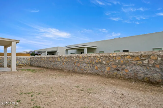 a view of a house with a dry yard