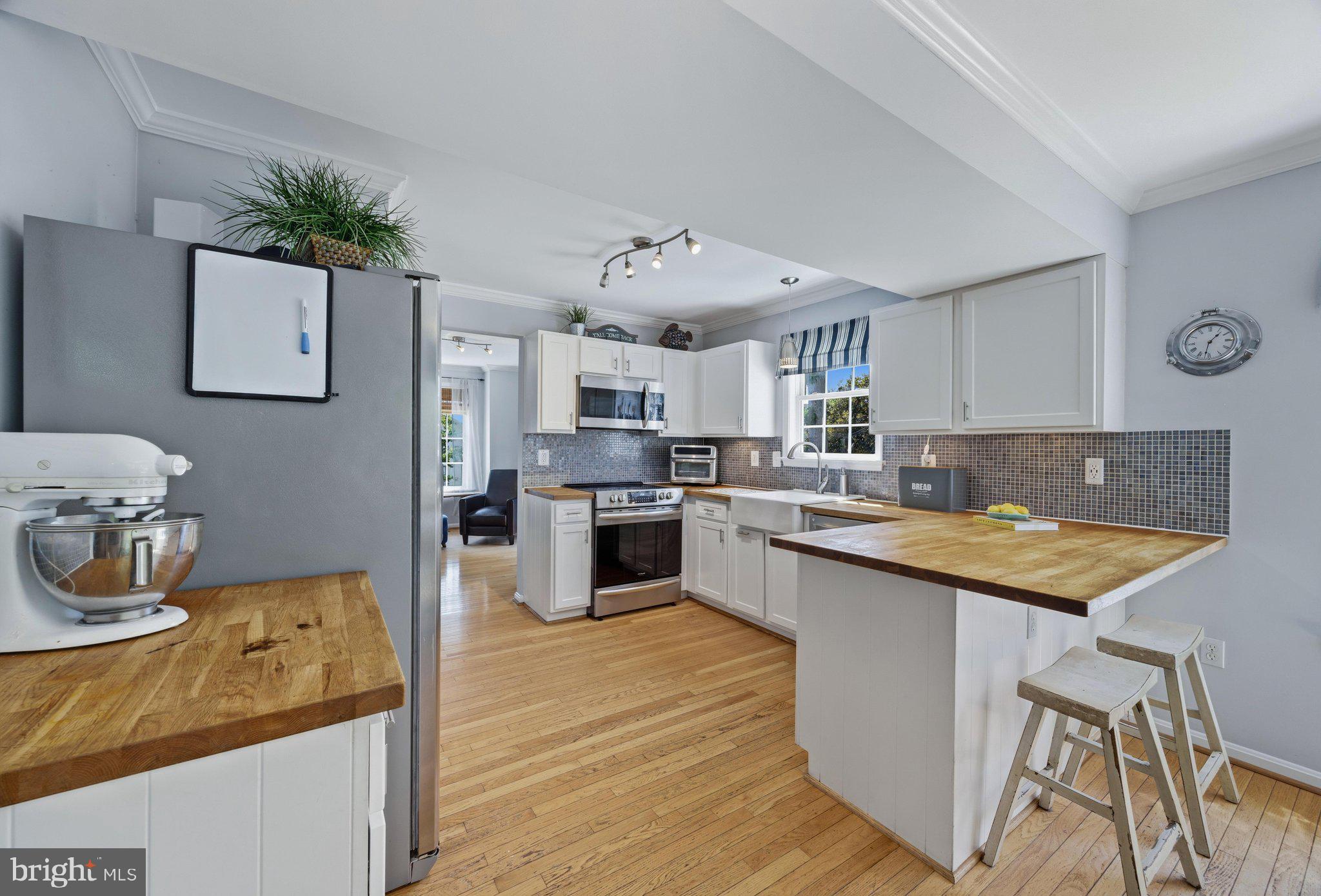233 Circle Road Pasadena, MD 21122 - Photo 21 of 59 Kitchen with Stainless applainances.