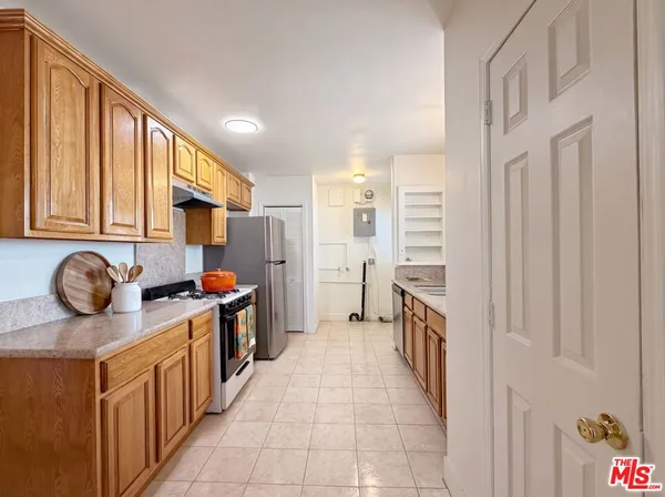 $3,200 | 173 North Mariposa Avenue, Los Angeles, CA 90004