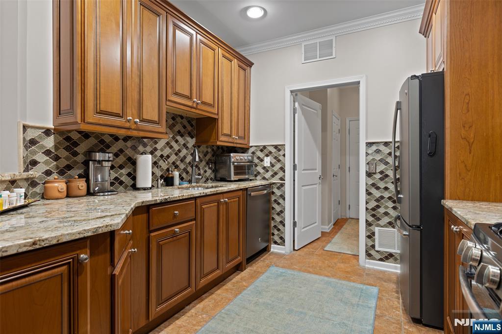 407 River Place Butler, NJ 07405 - Photo 9 of 25