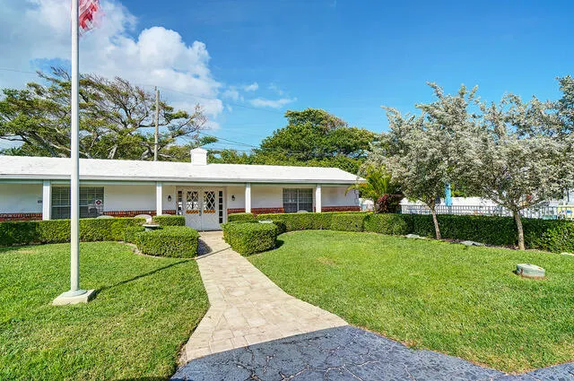 a view of a house with a yard