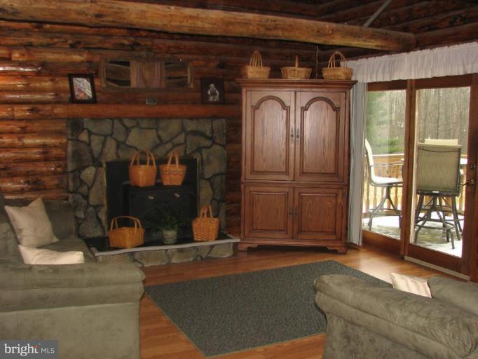 13121 Martin Road Smithsburg, MD 21783 - Photo 3 of 24 Living Room
