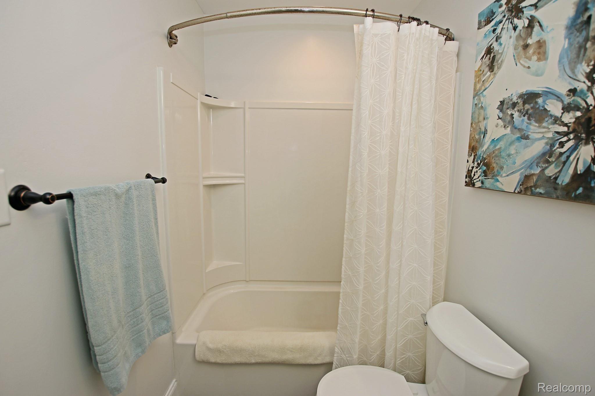 5248 Marconi Street Clarkston, MI 48348 - Photo 33 of 43 25) Bathroom.jpg
