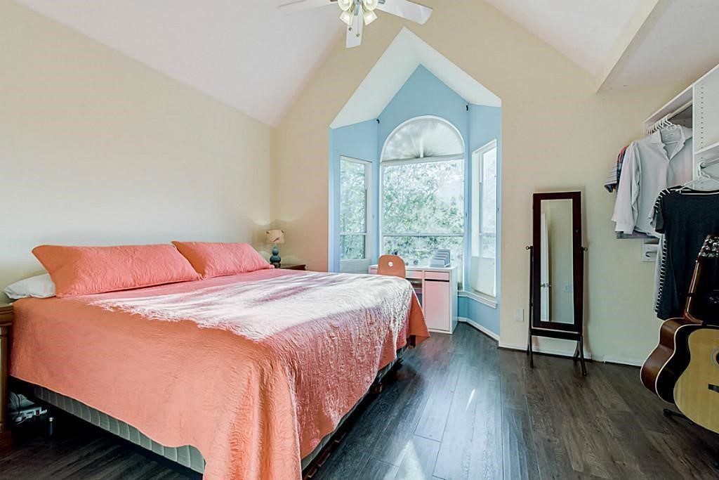 930 Rutland Street Houston, TX 77008 - Photo 14 of 23 Primary bedroom with plenty of natural light.