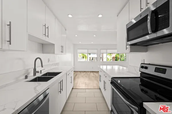 $5,850 | 136 South Palm Drive, Unit 301, Beverly Hills, CA 90212