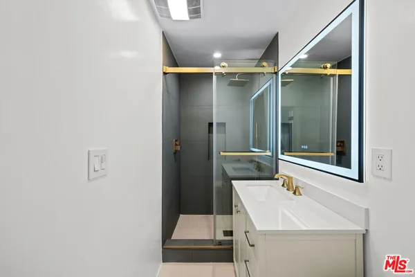 $5,850 | 136 South Palm Drive, Unit 301, Beverly Hills, CA 90212