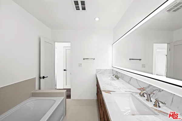 $5,850 | 136 South Palm Drive, Unit 301, Beverly Hills, CA 90212