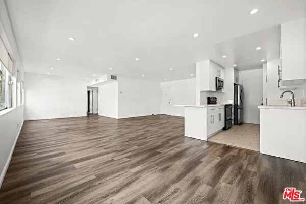 $5,850 | 136 South Palm Drive, Unit 301, Beverly Hills, CA 90212