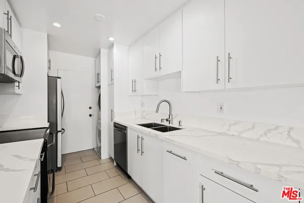 $5,850 | 136 South Palm Drive, Unit 301, Beverly Hills, CA 90212
