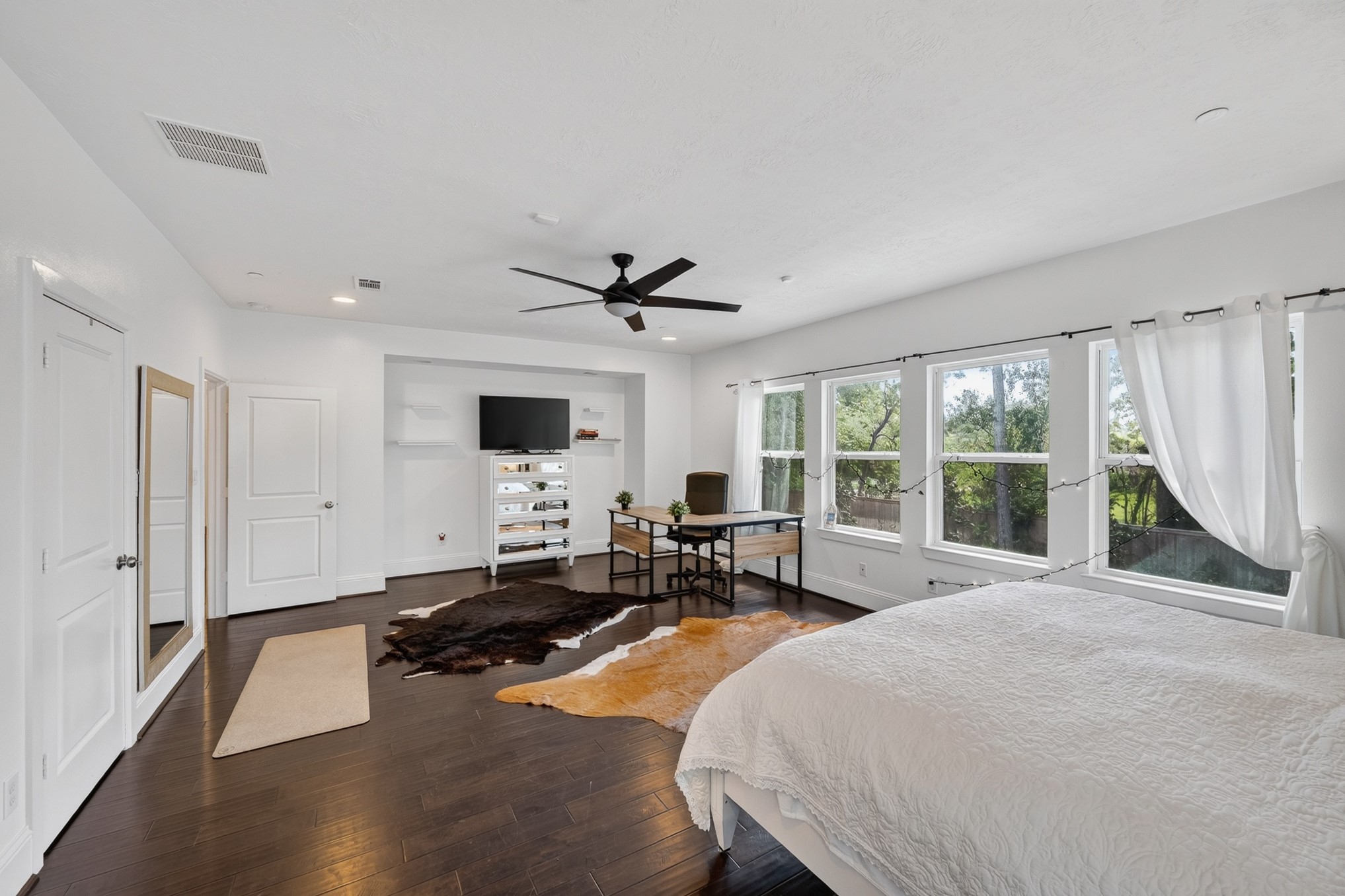 335 Voss Road Houston, TX 77024 - Photo 25 of 50 Upstairs primary bedroom