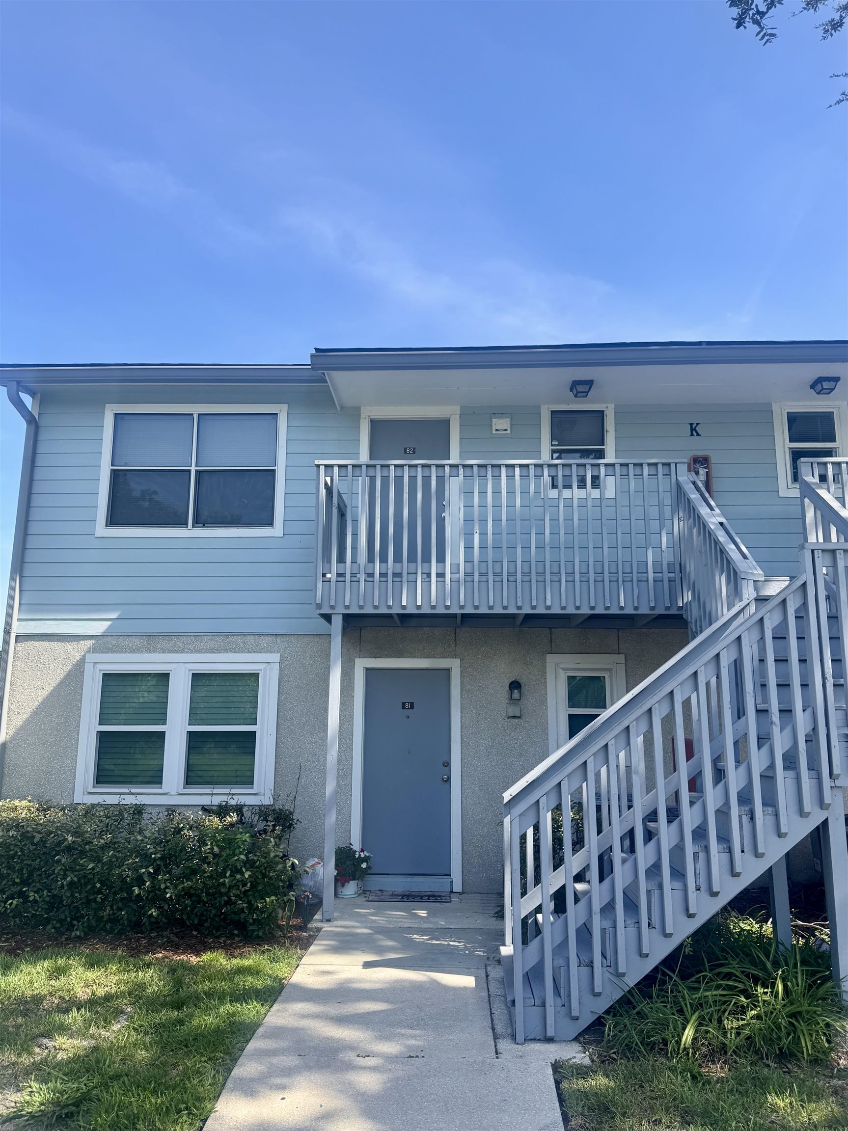 a view of backyard with deck and entertaining space