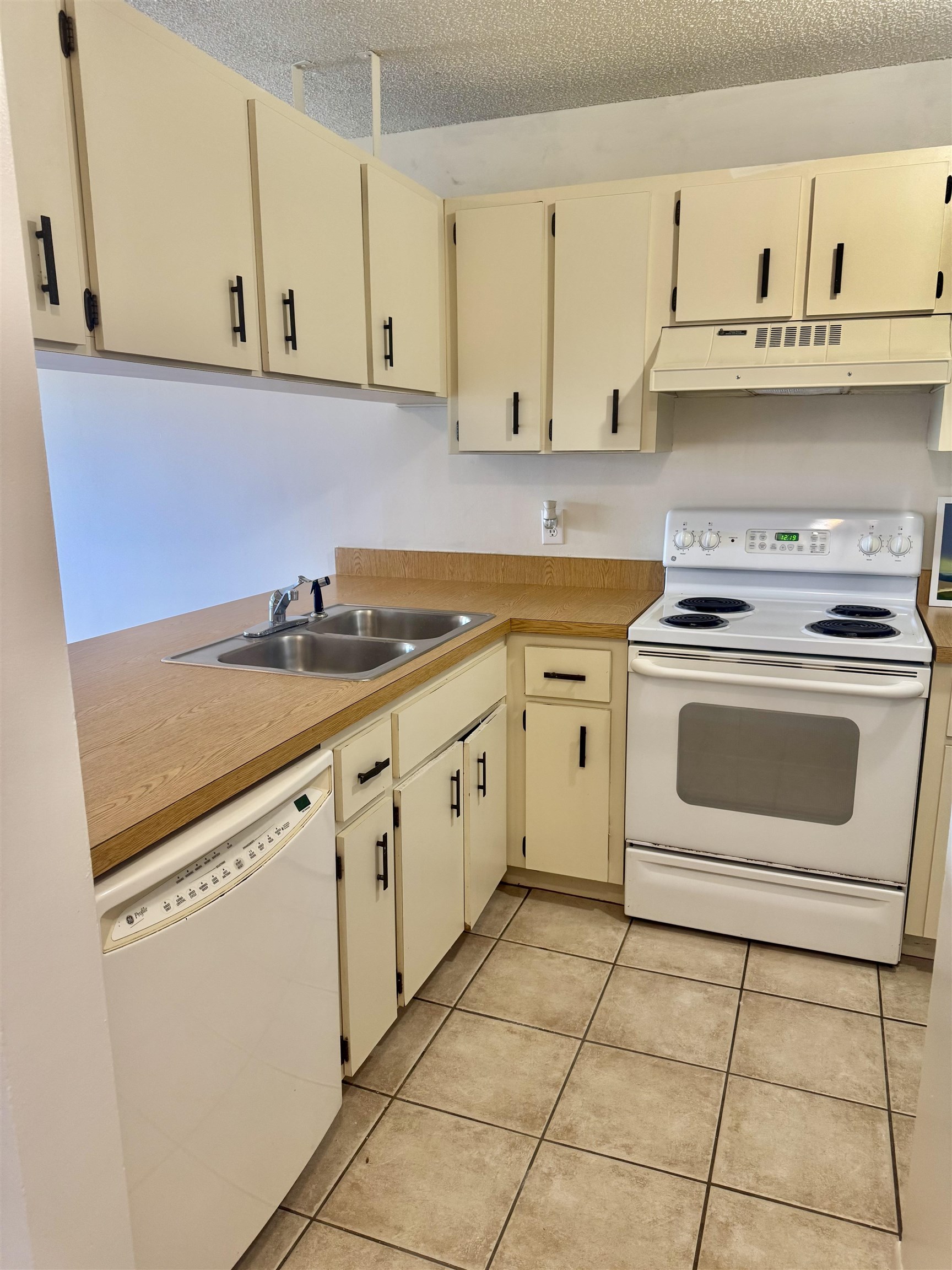 700 West Pope Road, Unit K82 St. Augustine, FL 32080 - Photo 4 of 11 a kitchen with cabinets appliances and a sink