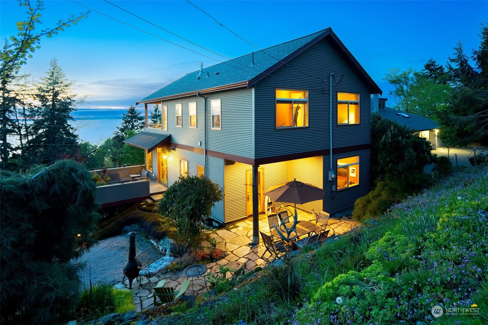 341 South State Street Bellingham, WA 98225 - Photo 1 of 40 a front view of a house with garden