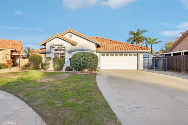 a view of an house with backyard space and balcony