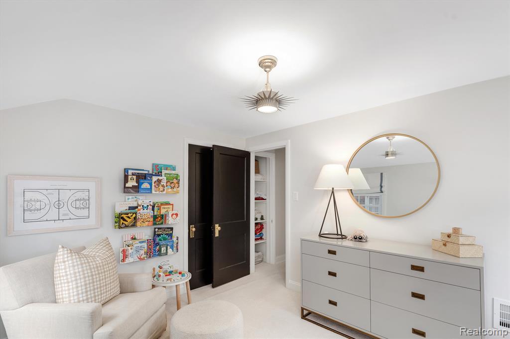 1616 Roslyn Road Grosse Pointe Woods, MI 48236 - Photo 17 of 23
