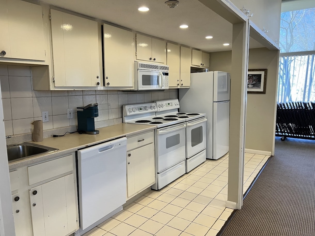 404 Paradise Road, Unit 1N Swampscott, MA 01907 - Photo 7 of 32