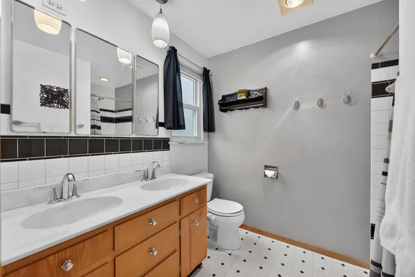 $685,000 | 28-w075 Aurora Avenue, Naperville, IL 60540