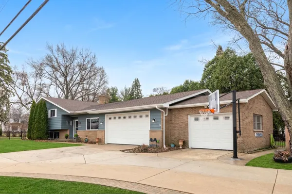 $685,000 | 28-w075 Aurora Avenue, Naperville, IL 60540