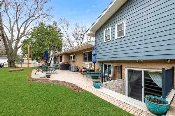 $685,000 | 28-w075 Aurora Avenue, Naperville, IL 60540