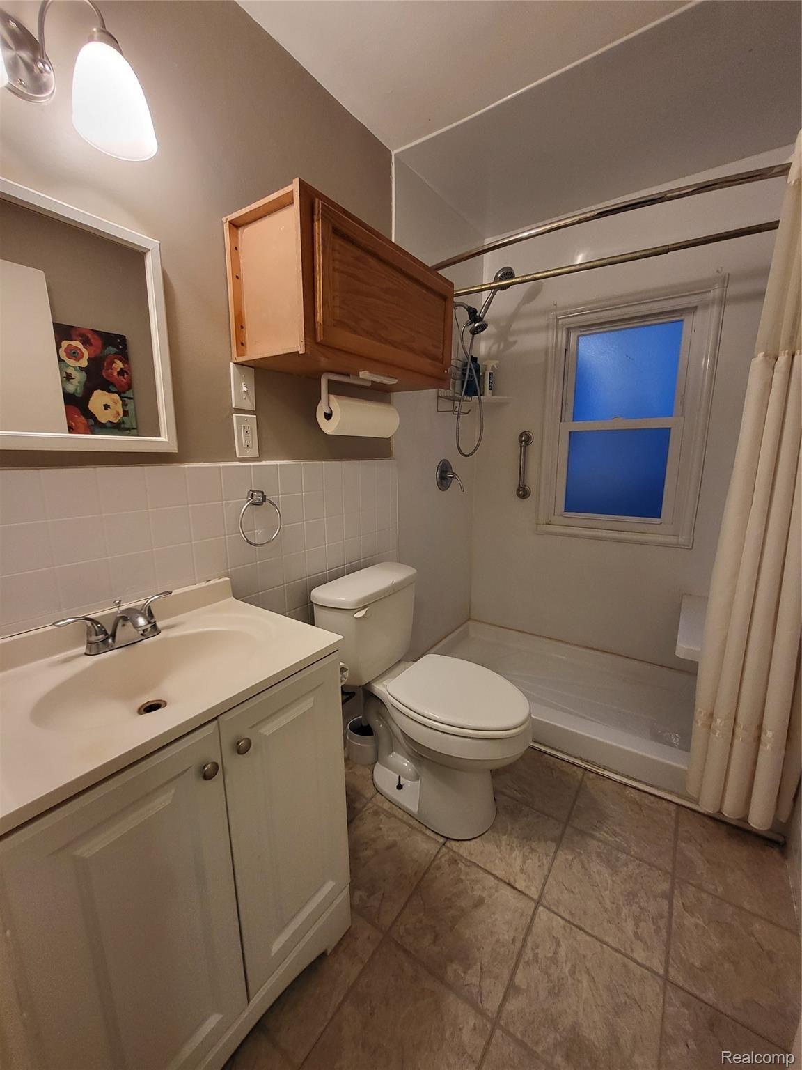 2239 Roslyn Road Grosse Pointe, MI 48236 - Photo 19 of 32 20211201_164625.jpg