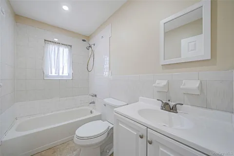 $779,988 | 4 Bay Place, Lindenhurst, NY 11757