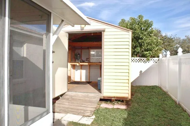 a view of an house with backyard