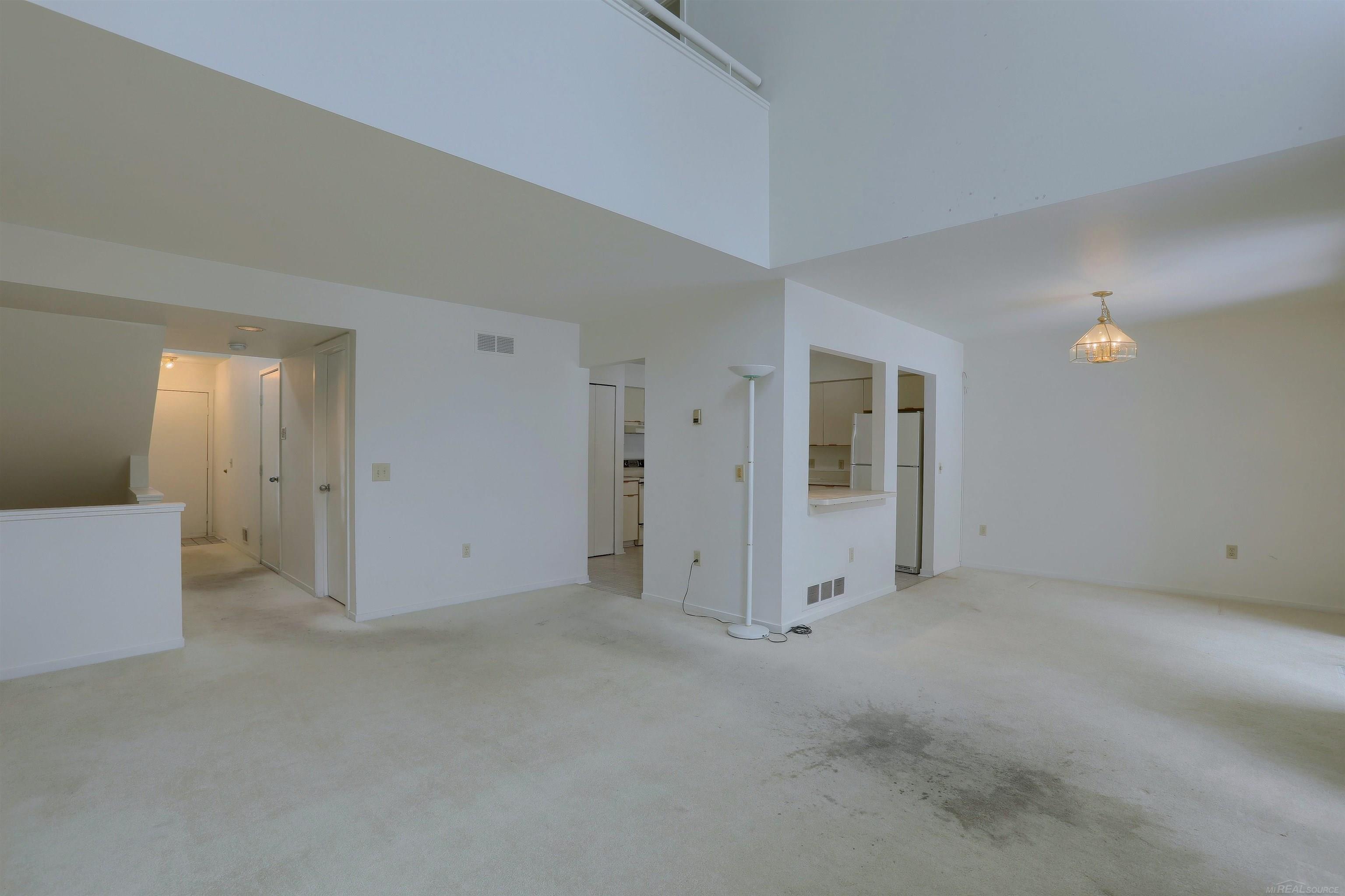 616 Ashley Circle East Rochester, MI 48307 - Photo 8 of 37 50166757-c0dd7f33-51c9-4c5e-a40b-b8434702079c.JPG