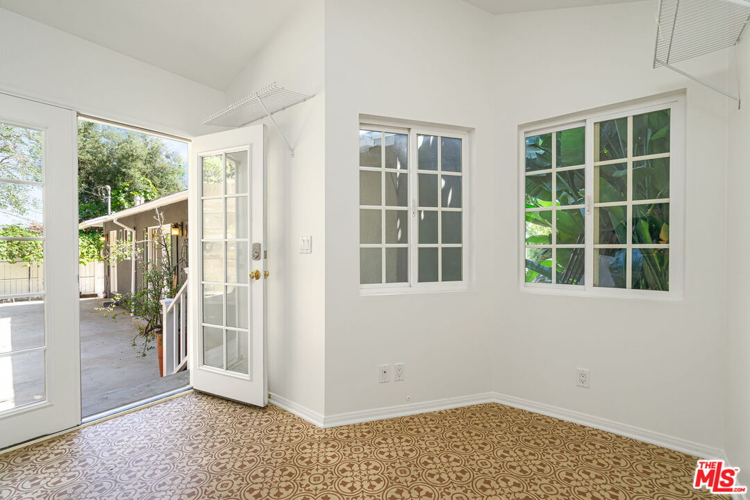 3919 South Ridgeley Drive Los Angeles, CA 90008 - Photo 20 of 23 a view of an empty room with a window