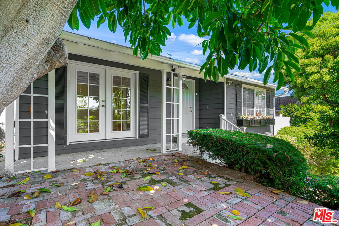 3919 South Ridgeley Drive Los Angeles, CA 90008 - Photo 4 of 23 front view of a house