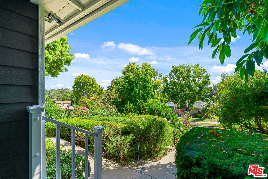 3919 South Ridgeley Drive Los Angeles, CA 90008 - Photo 5 of 23 a backyard of a house with lots of green space