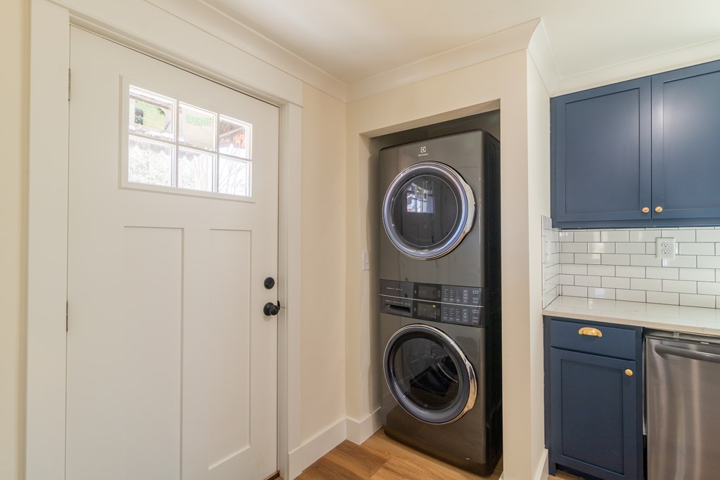 1519 1/2 16th Avenue Columbus, GA 31901 - Photo 9 of 25 a utility room with sink dryer and washer