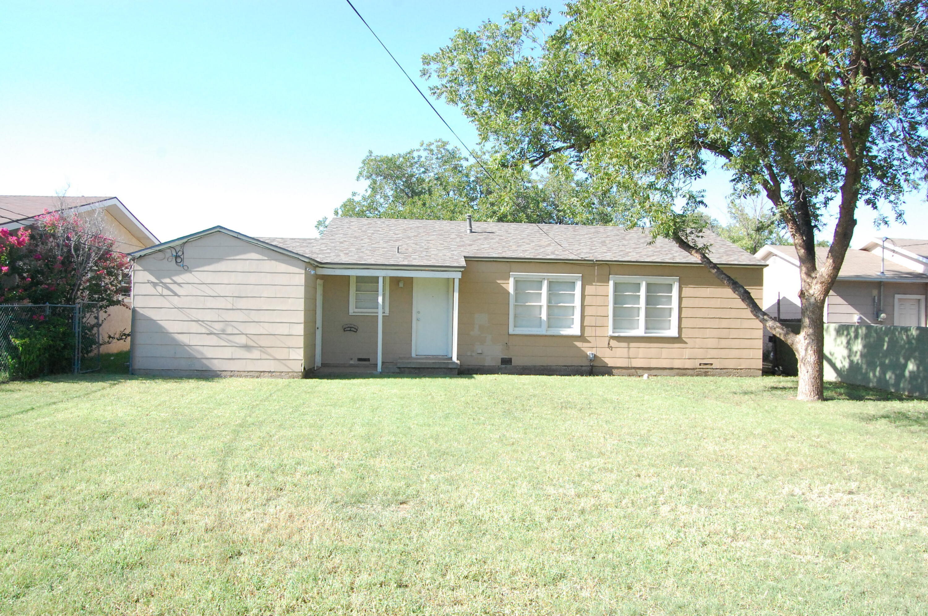 4313 31st Street Lubbock, TX 79410 - Photo 4 of 18 DSC_0104
