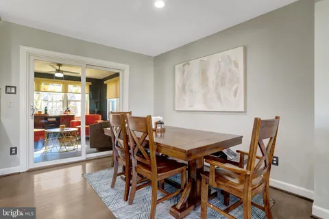 $870,000 | 5911 Bond Court, Alexandria, VA 22315