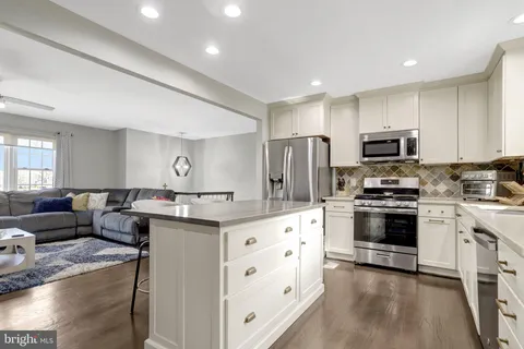 $870,000 | 5911 Bond Court, Alexandria, VA 22315