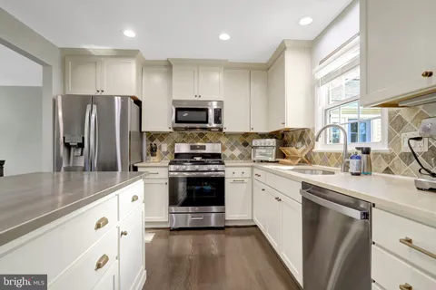 $870,000 | 5911 Bond Court, Alexandria, VA 22315