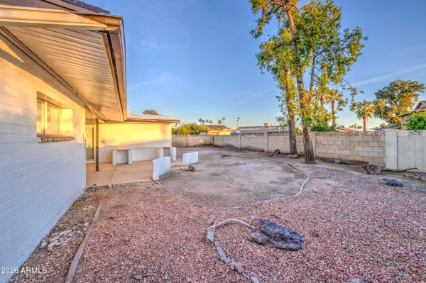 a view of a house with a backyard