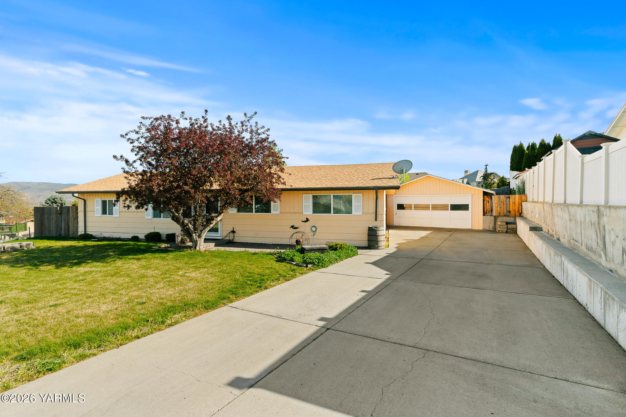 708 Daugherty Place Selah, WA 98942 - Photo 1 of 27 a view of an house with backyard and garden