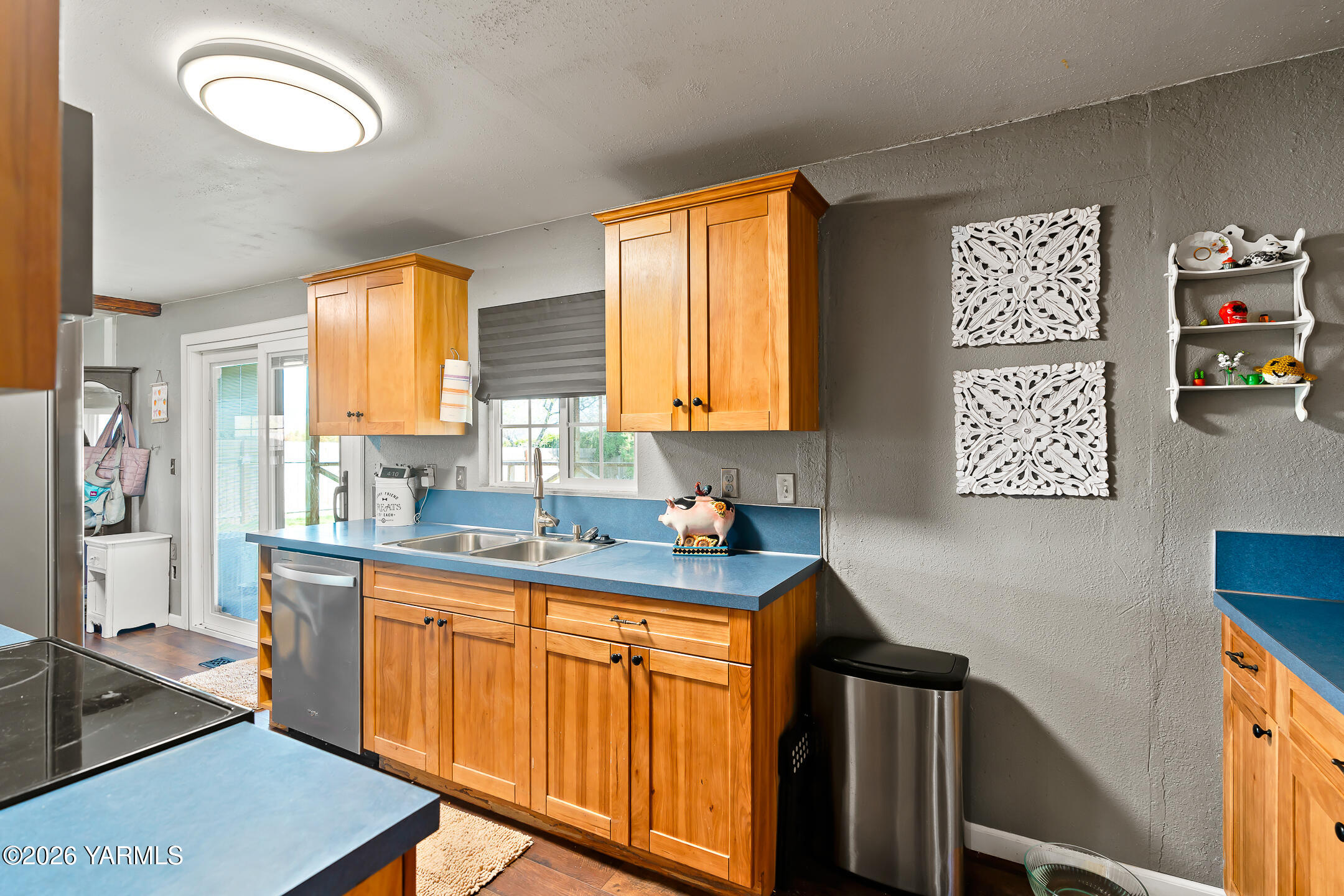 708 Daugherty Place Selah, WA 98942 - Photo 11 of 27 a kitchen with stainless steel appliances a sink stove and cabinets