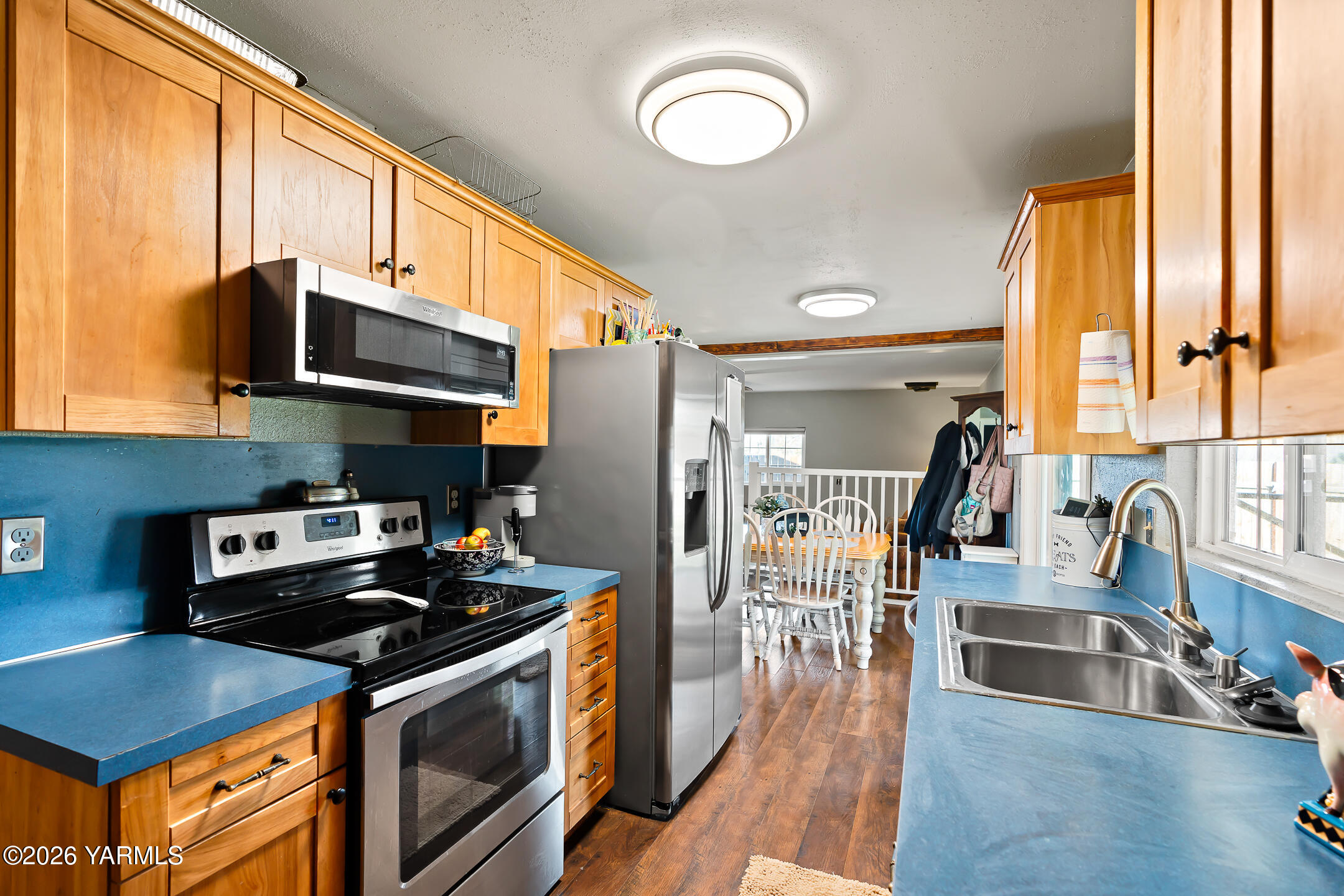 708 Daugherty Place Selah, WA 98942 - Photo 12 of 27 a kitchen with stainless steel appliances granite countertop a stove a sink and a microwave