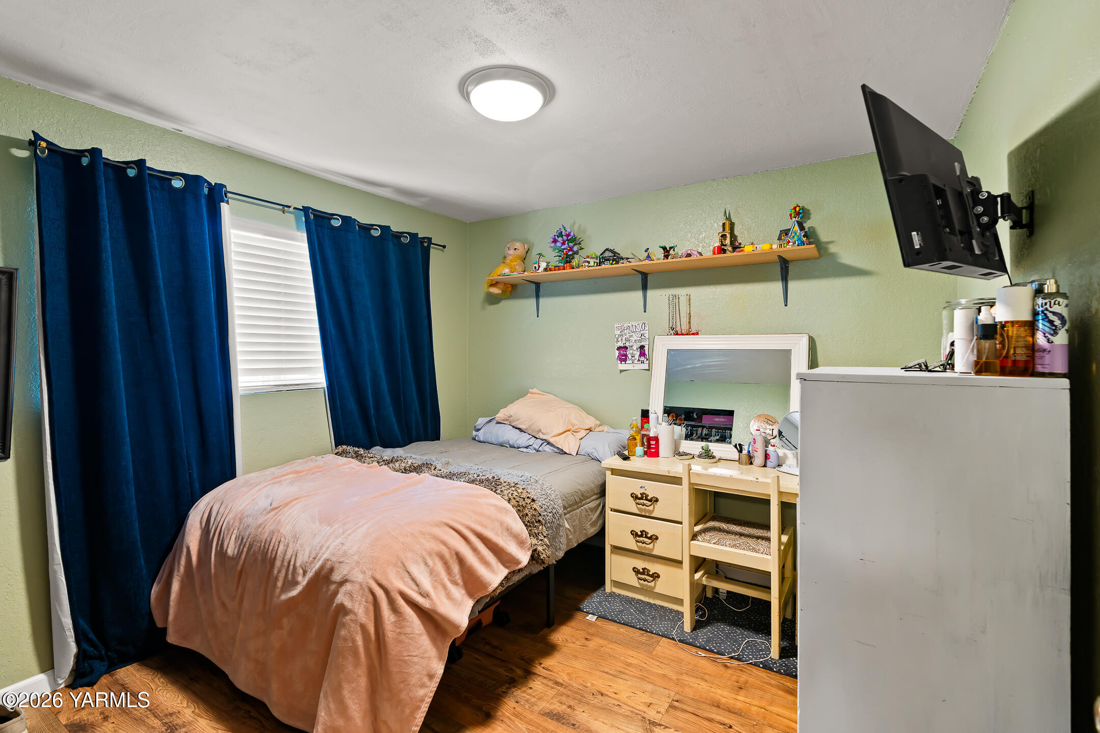 708 Daugherty Place Selah, WA 98942 - Photo 17 of 27 a bedroom with a bed and a tv