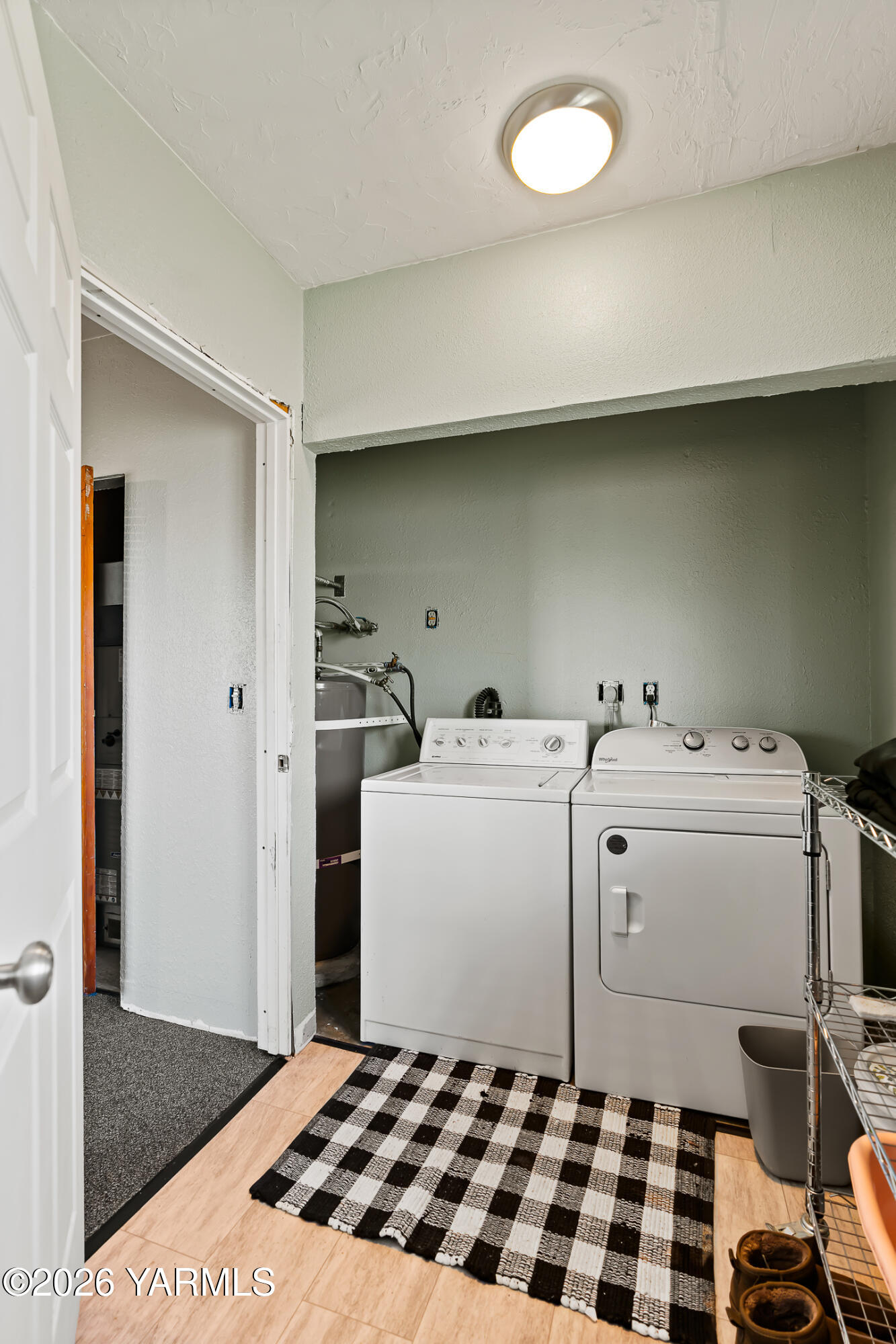 708 Daugherty Place Selah, WA 98942 - Photo 19 of 27 a room with a washer and dryer