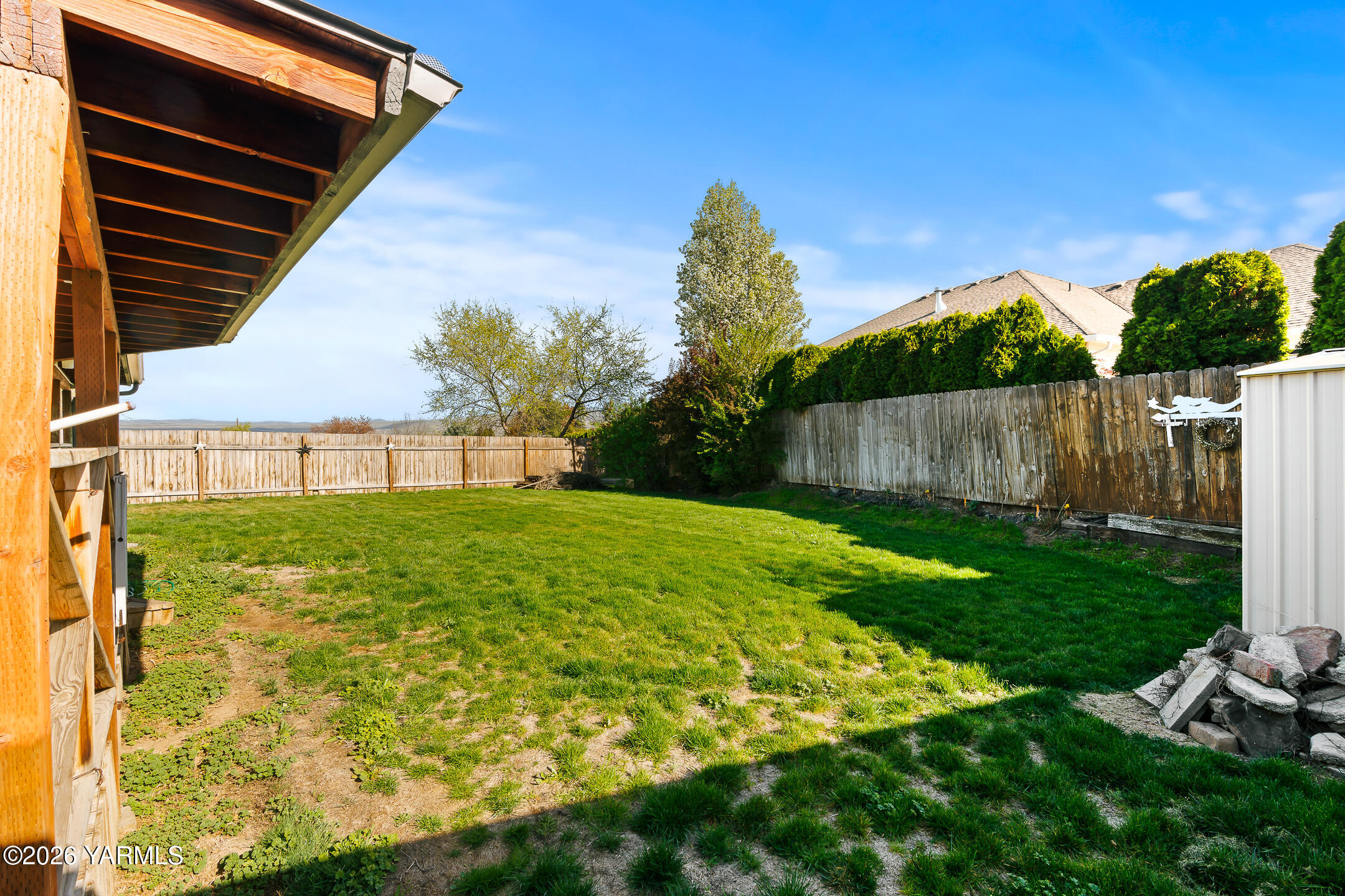 708 Daugherty Place Selah, WA 98942 - Photo 24 of 27 a view of a back yard of the house