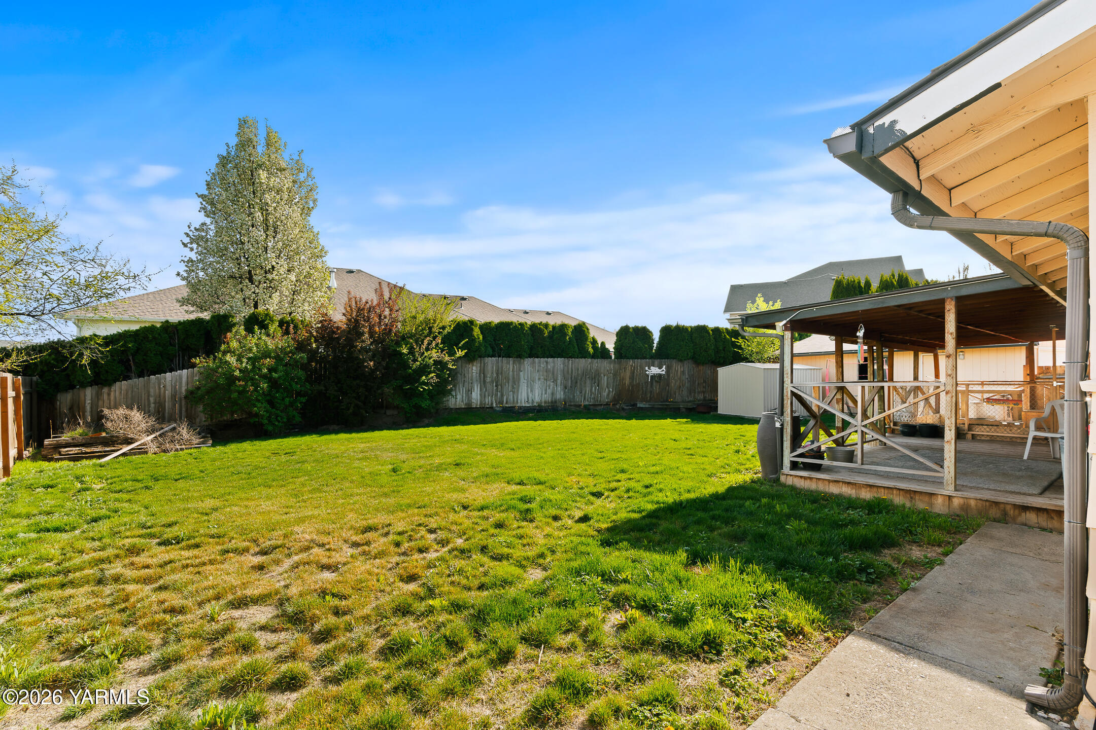 708 Daugherty Place Selah, WA 98942 - Photo 27 of 27 a view of a backyard with sitting area